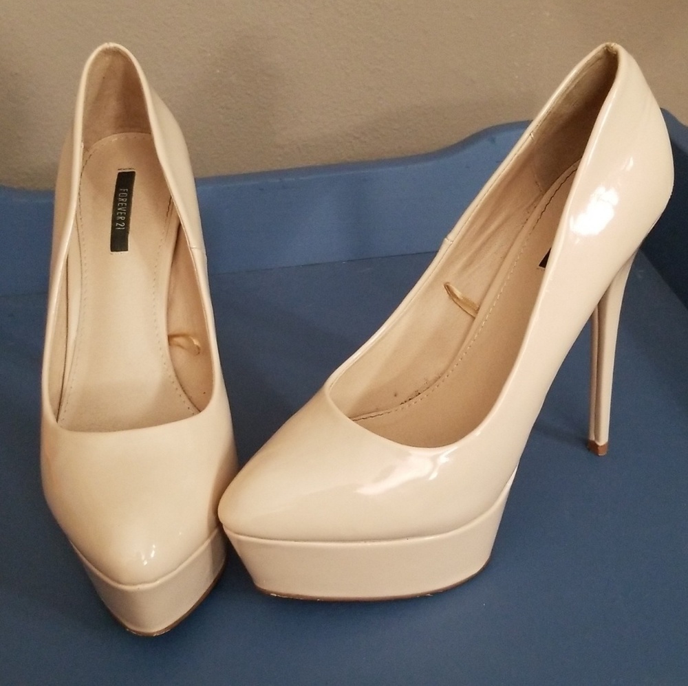 Nude pumps